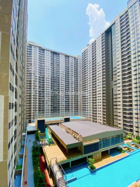 Youth City Pool View Suites with Rooftop Pool by D'KAY, near KLIA